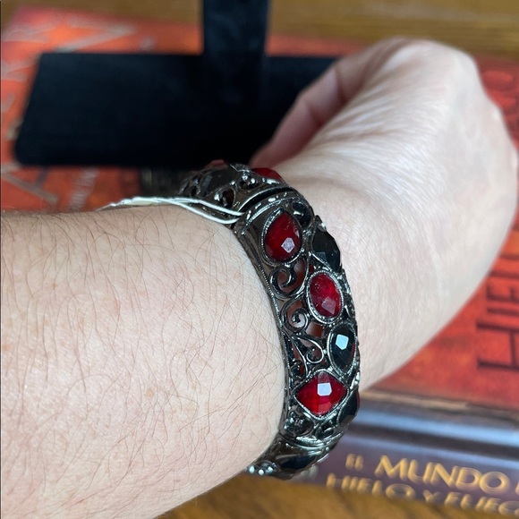 1928 Red and Black Filigree Bracelet - Picture 9 of 9